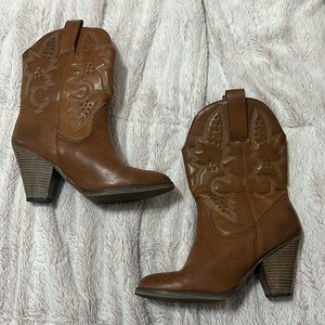 Cowboy boots with slight heel brown with stitching